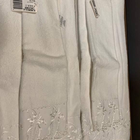 White Embroidered Fingertip and Body Towels, NWT, 2- Fingertip, 2- Body Towels - Picture 6 of 16